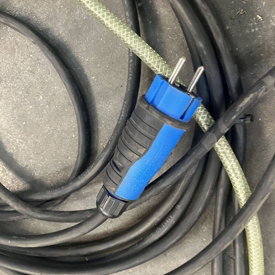 Hawker E 24V/80A+EU - Peça de reposição de Equipamento de movimentação: foto 5 Hawker E 24V/80A+EU - Peça de reposição de Equipamento de movimentação: foto 5