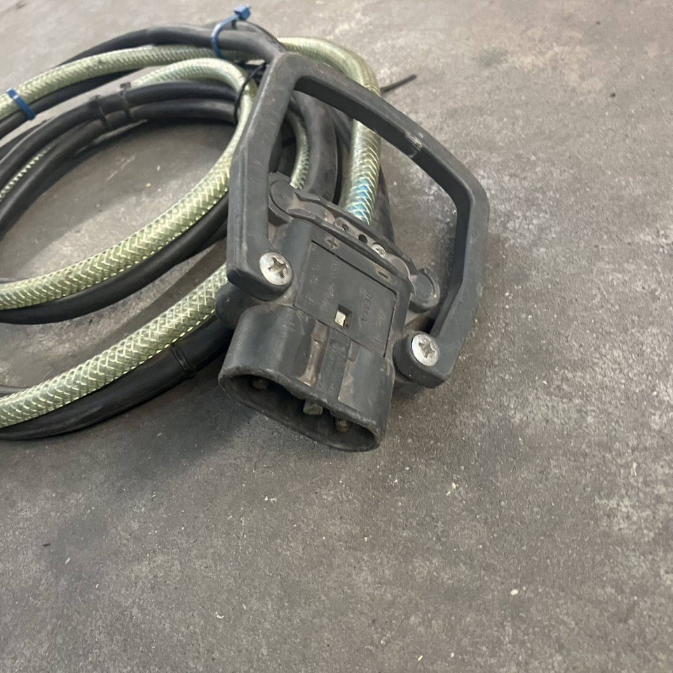 Hawker E 24V/80A+EU - Peça de reposição de Equipamento de movimentação: foto 4 Hawker E 24V/80A+EU - Peça de reposição de Equipamento de movimentação: foto 4