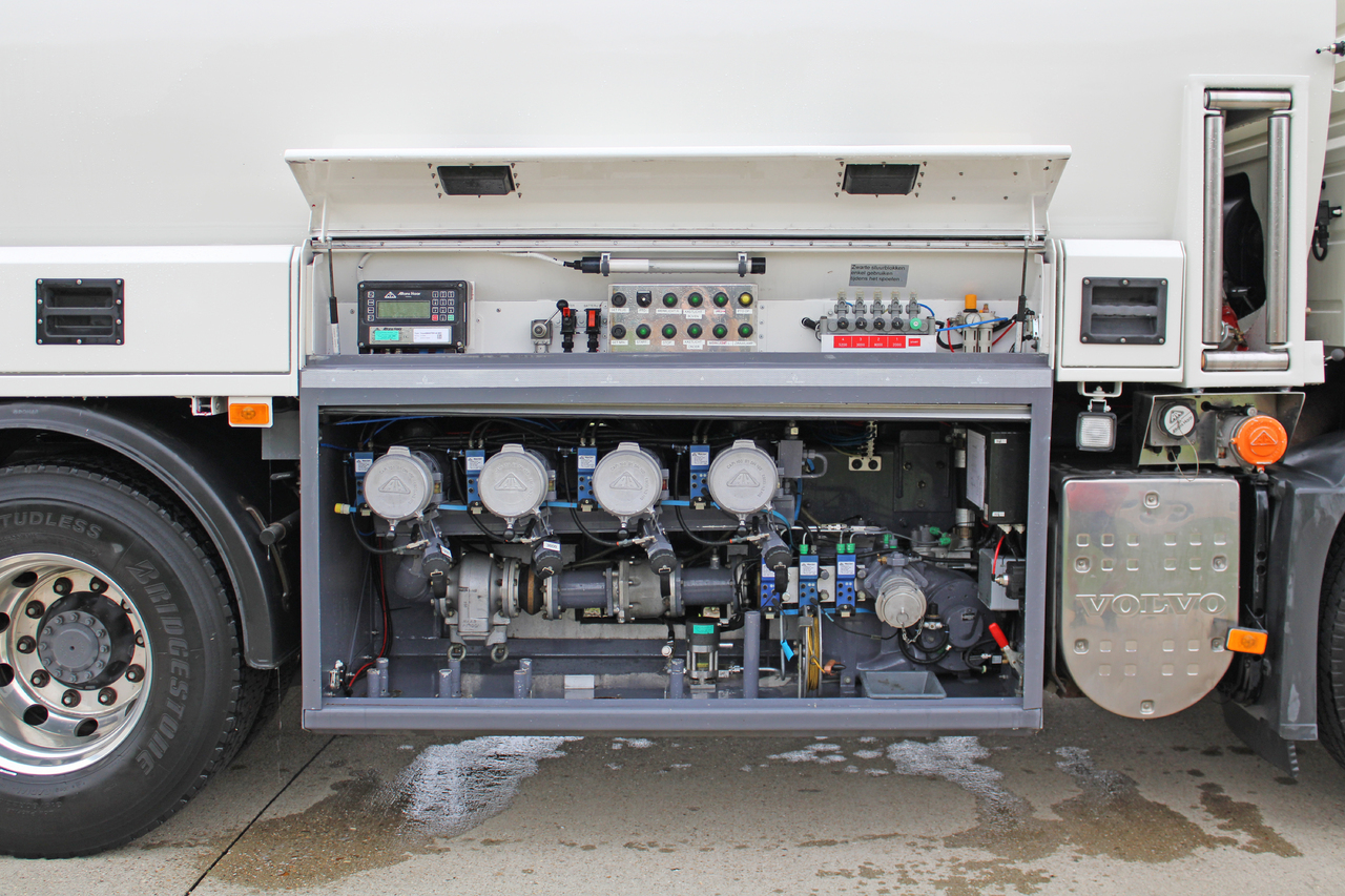 VOLVO FM - Caminhão tanque: foto 2 VOLVO FM - Caminhão tanque: foto 2