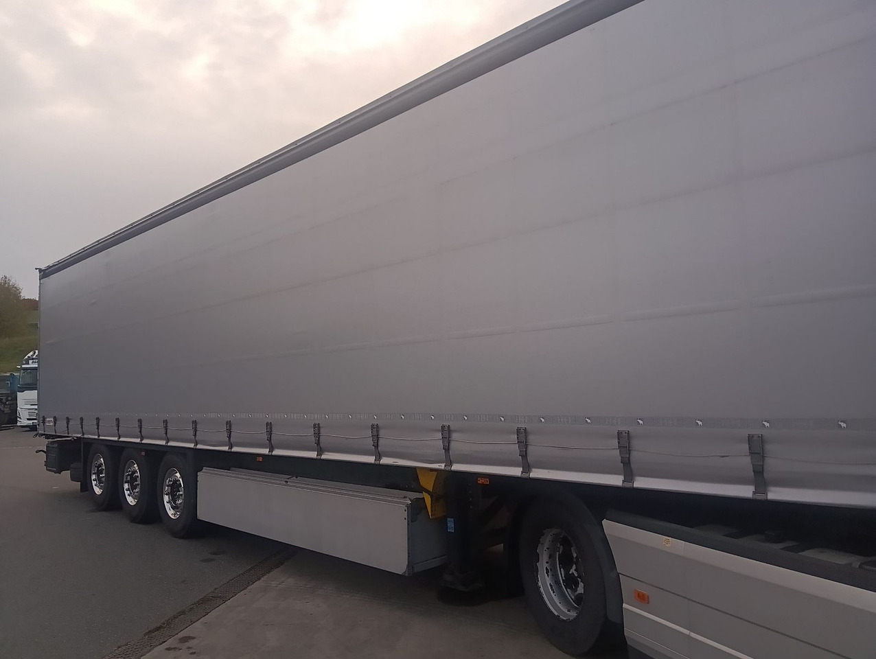 Schmitz Cargobull SCS24-13.62 ALCOA Pal-Kiste Lift Reifen 50-95%! - Semi-reboque de lona: foto 2 Schmitz Cargobull SCS24-13.62 ALCOA Pal-Kiste Lift Reifen 50-95%! - Semi-reboque de lona: foto 2