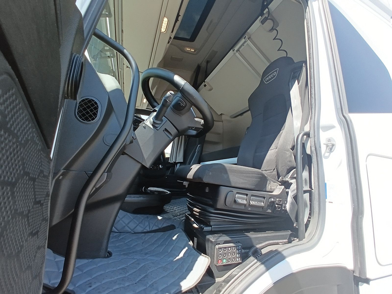 Locação de  Iveco S-WAY AS440 P490 INTARDERSpoilerStandklima 2xTan Iveco S-WAY AS440 P490 INTARDERSpoilerStandklima 2xTan: foto 8