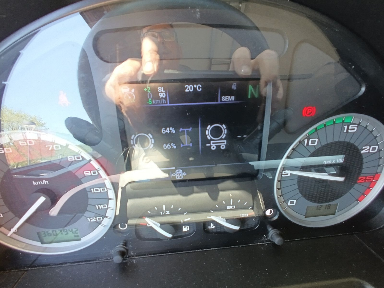 Locação de  Iveco S-WAY AS440 P490 INTARDERSpoilerStandklima 2xTan Iveco S-WAY AS440 P490 INTARDERSpoilerStandklima 2xTan: foto 13