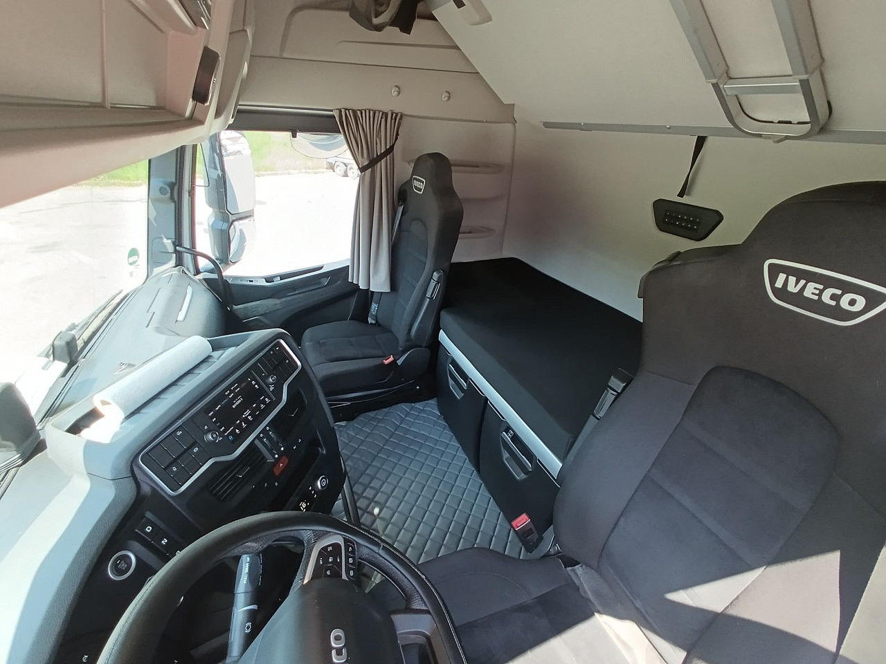 Locação de  Iveco S-WAY AS440 P490 INTARDERSpoilerStandklima 2xTan Iveco S-WAY AS440 P490 INTARDERSpoilerStandklima 2xTan: foto 9