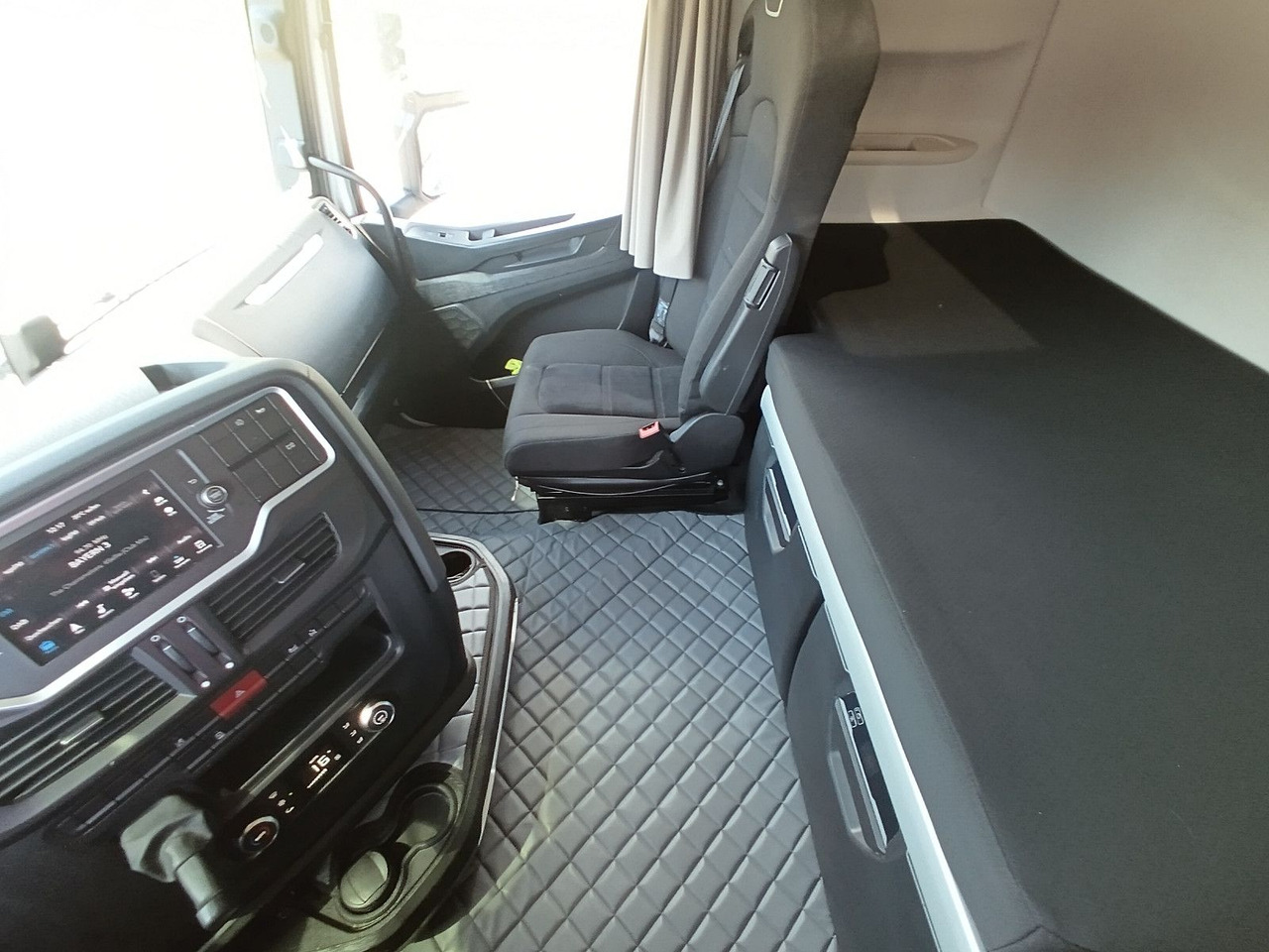 Locação de  Iveco S-WAY AS440 P490 INTARDERSpoilerStandklima 2xTan Iveco S-WAY AS440 P490 INTARDERSpoilerStandklima 2xTan: foto 10