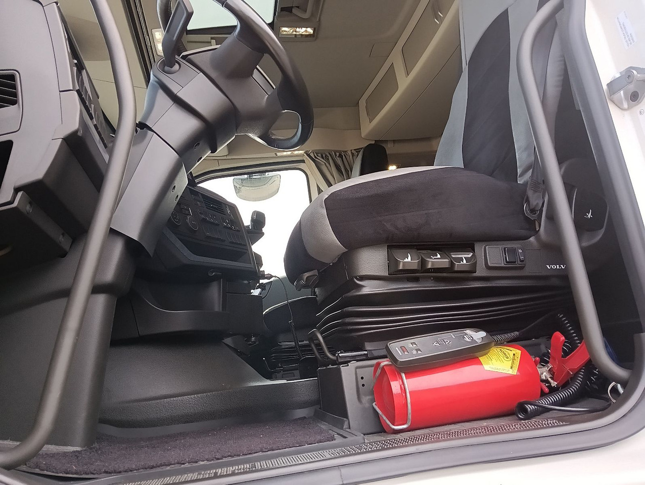 Volvo FH500 8x4R RETARDER LIFT MEILLER-Asphalt FunkAHK - Caminhão basculante: foto 5 Volvo FH500 8x4R RETARDER LIFT MEILLER-Asphalt FunkAHK - Caminhão basculante: foto 5