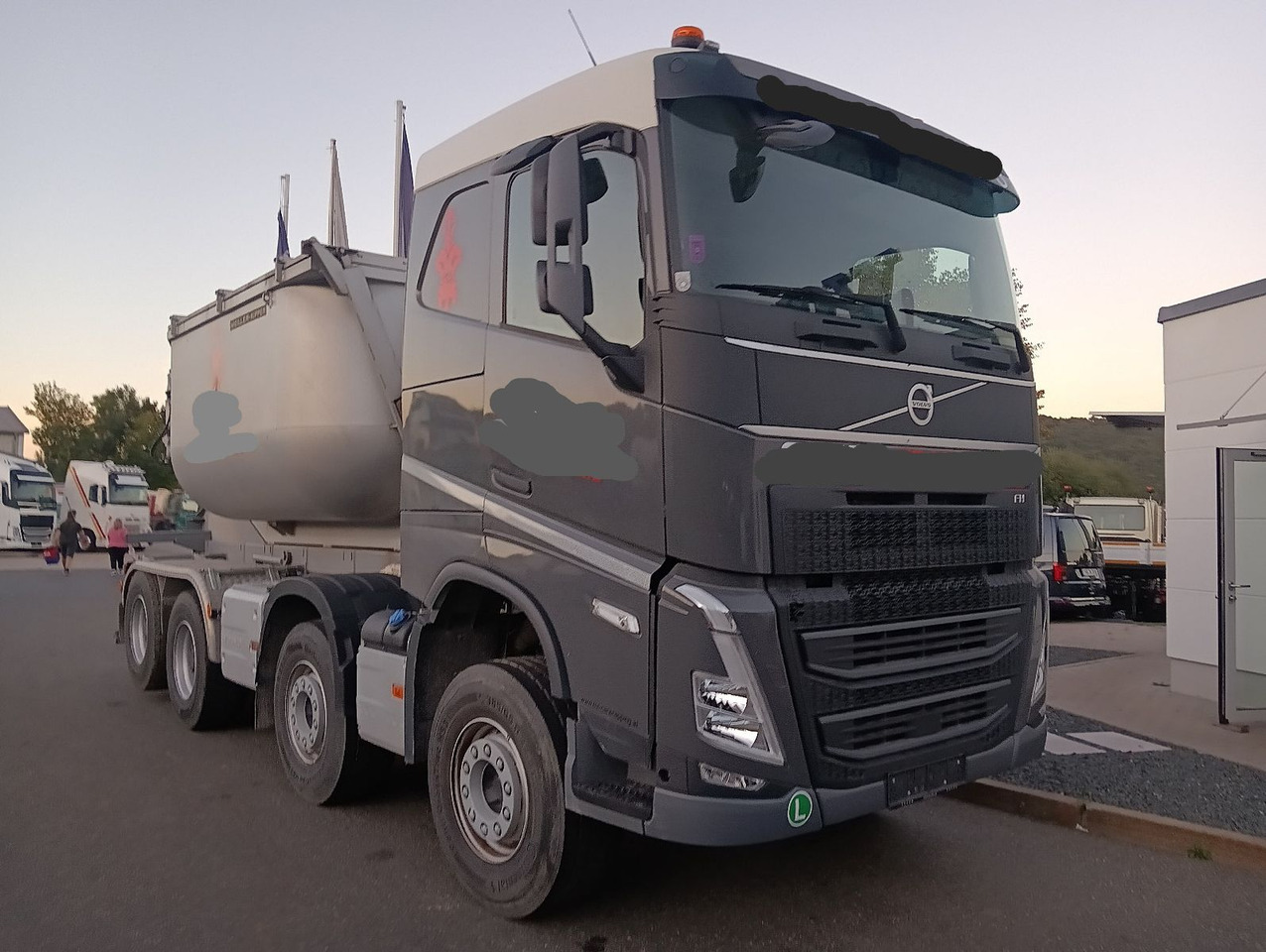 Volvo FH500 8x4R RETARDER LIFT MEILLER-Asphalt FunkAHK - Caminhão basculante: foto 2 Volvo FH500 8x4R RETARDER LIFT MEILLER-Asphalt FunkAHK - Caminhão basculante: foto 2