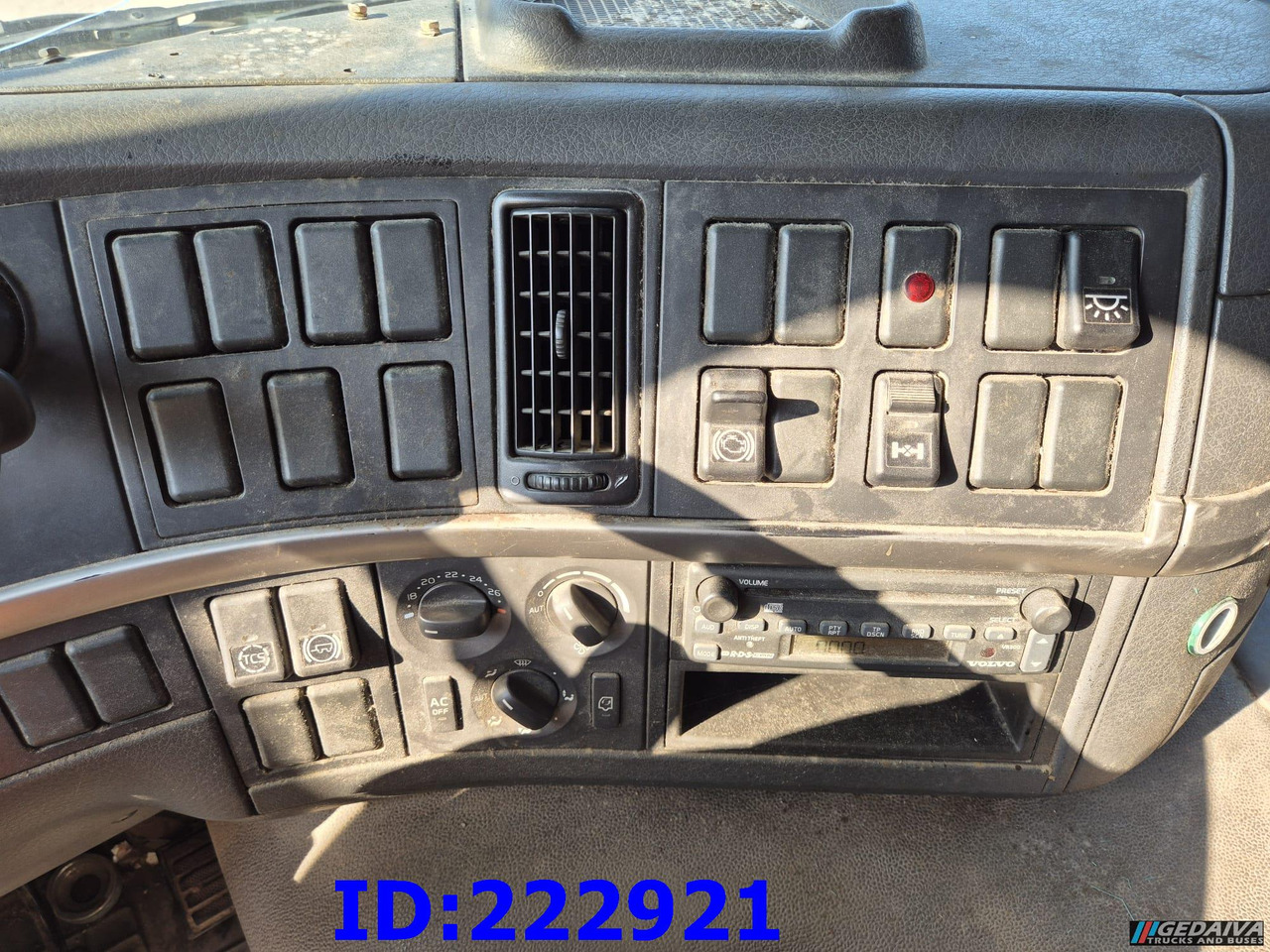 Caminhão furgão VOLVO FM9 260HP: foto 13