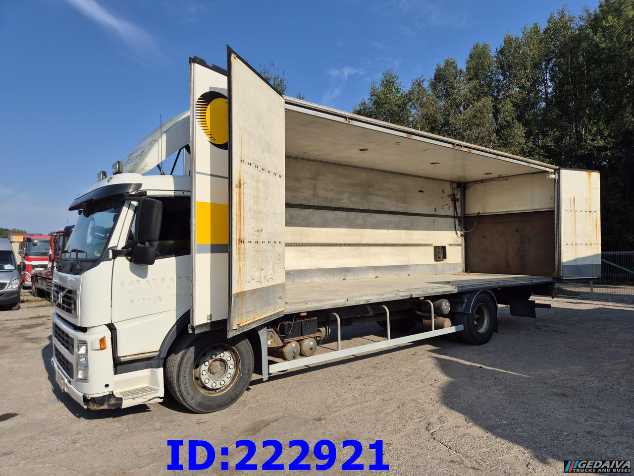 Caminhão furgão VOLVO FM9 260HP: foto 9