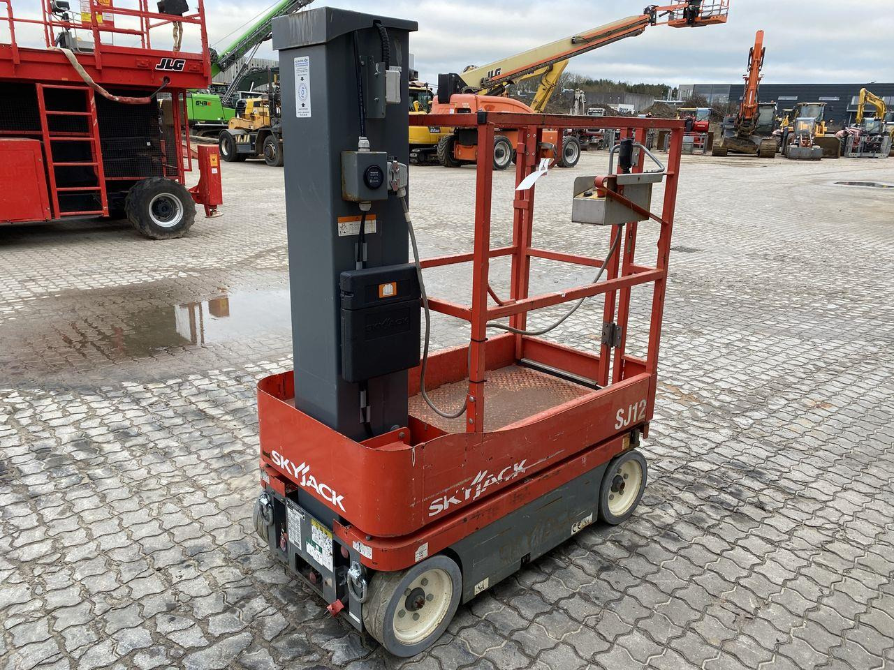 Skyjack SJ12 - Plataforma de mastro vertical: foto 4 Skyjack SJ12 - Plataforma de mastro vertical: foto 4