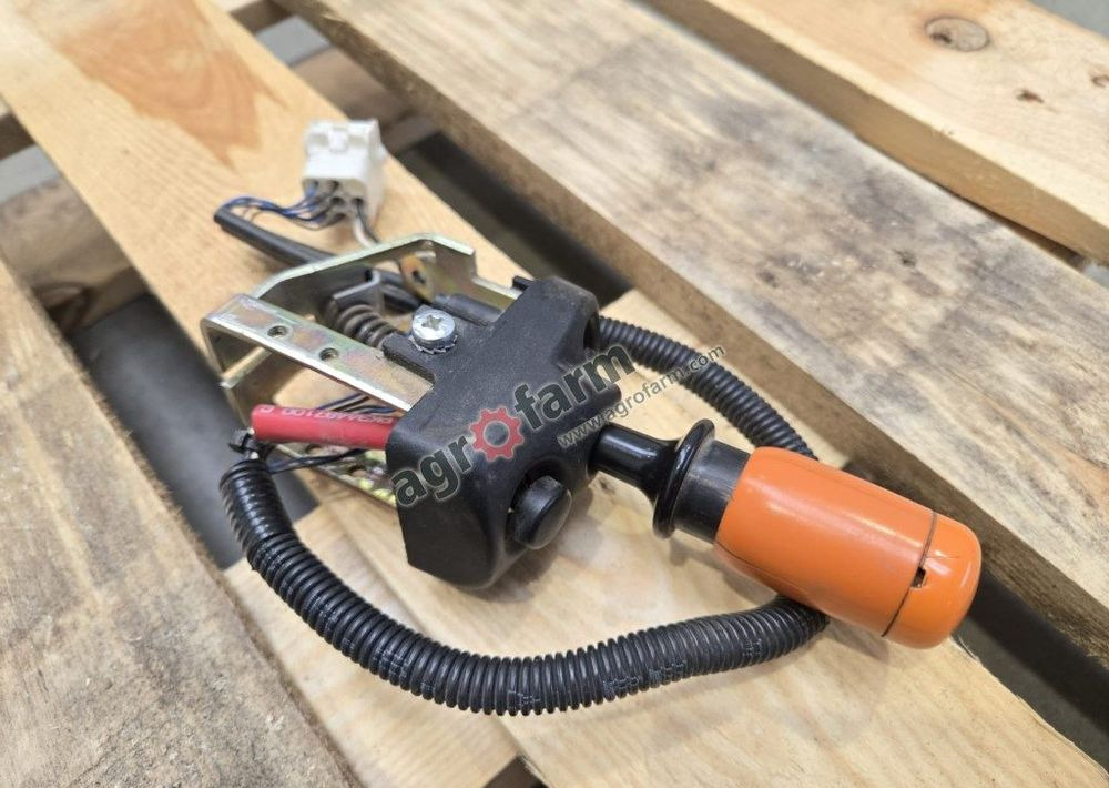 Przełącznik rewersu Valtra T171, T181, T191, 8550 - Sistema elétrico: foto 1 Przełącznik rewersu Valtra T171, T181, T191, 8550 - Sistema elétrico: foto 1