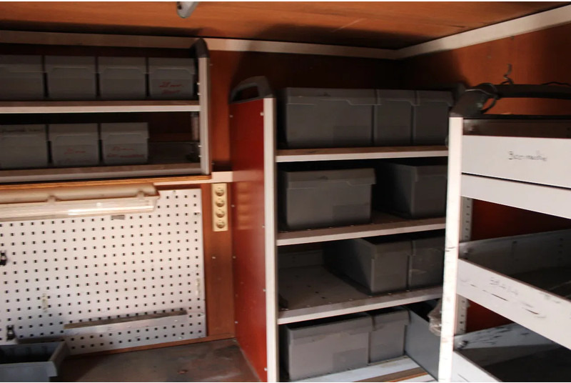 Fotografia de interior 1: Caminhão Iveco Eurocargo 120EL18 + COMET + EURO 5