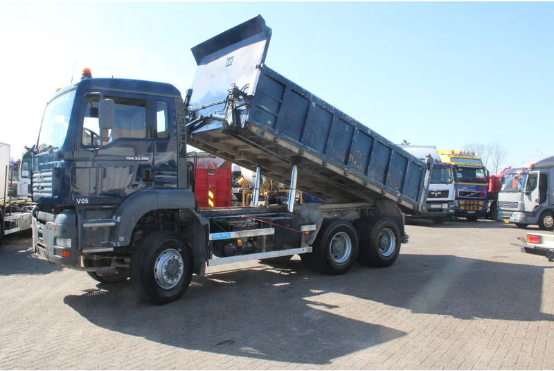 MAN TGA 33.360 + 6X6 + MANUAL - Caminhão basculante: foto 4 MAN TGA 33.360 + 6X6 + MANUAL - Caminhão basculante: foto 4