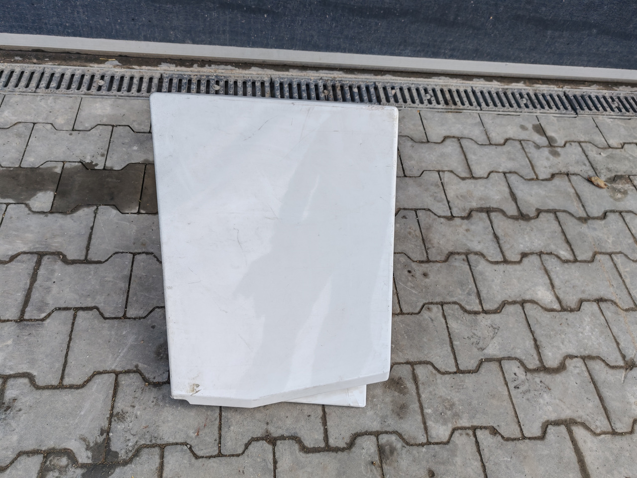 RENAULT RANGE T EURO 6 / HIGH CAB / LEFT SPOILER EXTENDER - Aerodinâmica/ Aerofólio: foto 2 RENAULT RANGE T EURO 6 / HIGH CAB / LEFT SPOILER EXTENDER - Aerodinâmica/ Aerofólio: foto 2