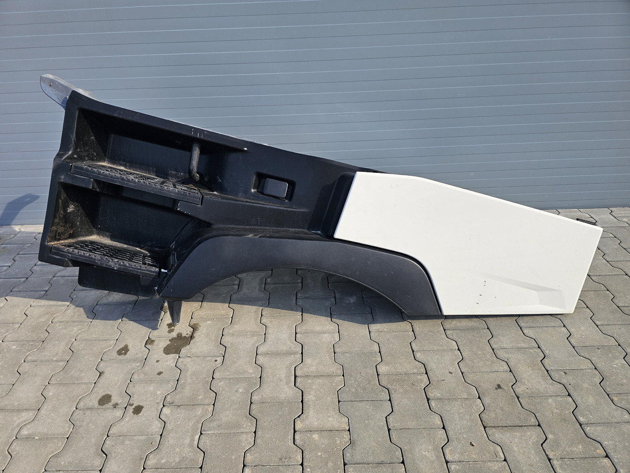 RENAULT RANGE T / HIGH CAB / LEFT FOOTSTEP / 82244459 - Estribo: foto 2 RENAULT RANGE T / HIGH CAB / LEFT FOOTSTEP / 82244459 - Estribo: foto 2