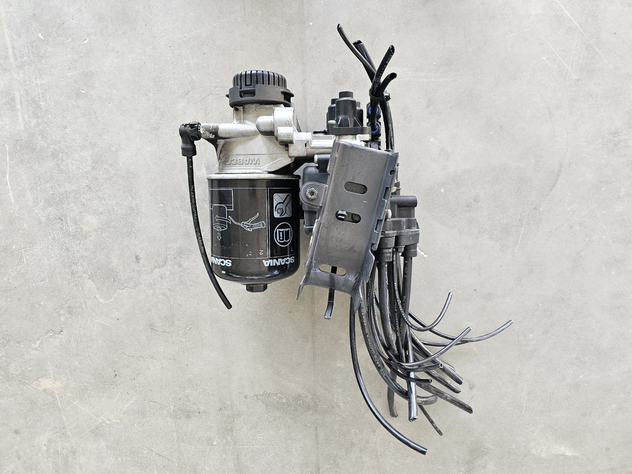 SCANIA APS AIR DRYIER VALVE / 2608040 / WORLDWIDE DELIVERY - Válvula de freio: foto 2 SCANIA APS AIR DRYIER VALVE / 2608040 / WORLDWIDE DELIVERY - Válvula de freio: foto 2