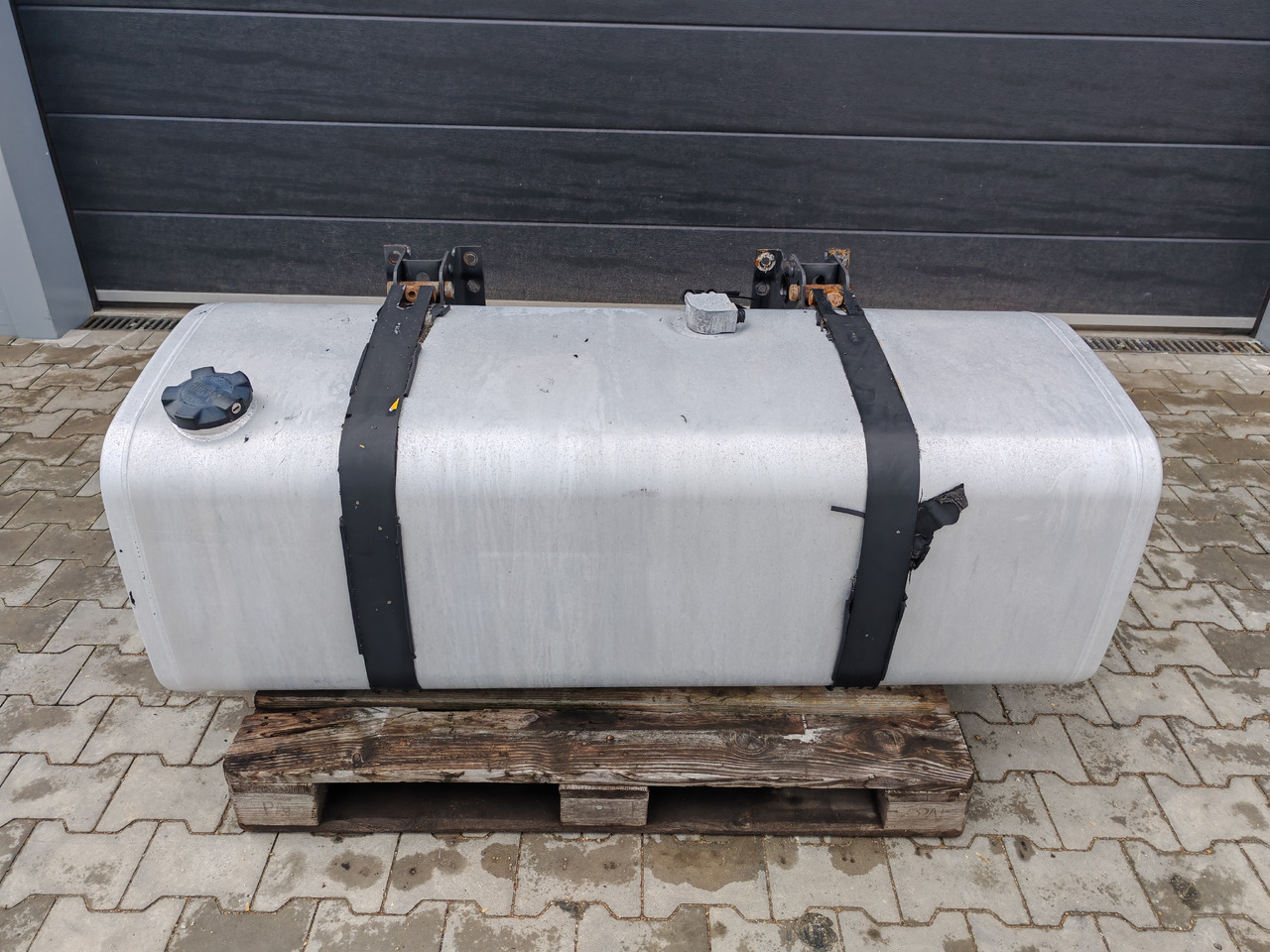 VOLVO RENAULT / ALU FUEL TANK / 150x67x56 / 430L / 21889350 - Tanque de combustível: foto 2 VOLVO RENAULT / ALU FUEL TANK / 150x67x56 / 430L / 21889350 - Tanque de combustível: foto 2