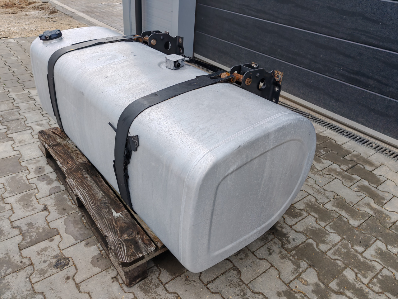 VOLVO RENAULT / ALU FUEL TANK / 150x67x56 / 430L / 21889350 - Tanque de combustível: foto 4 VOLVO RENAULT / ALU FUEL TANK / 150x67x56 / 430L / 21889350 - Tanque de combustível: foto 4