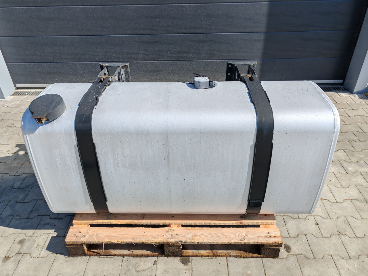 VOLVO RENAULT / ALU FUEL TANK / 153x69x71 / 610L / 21516454 - Tanque de combustível: foto 2 VOLVO RENAULT / ALU FUEL TANK / 153x69x71 / 610L / 21516454 - Tanque de combustível: foto 2
