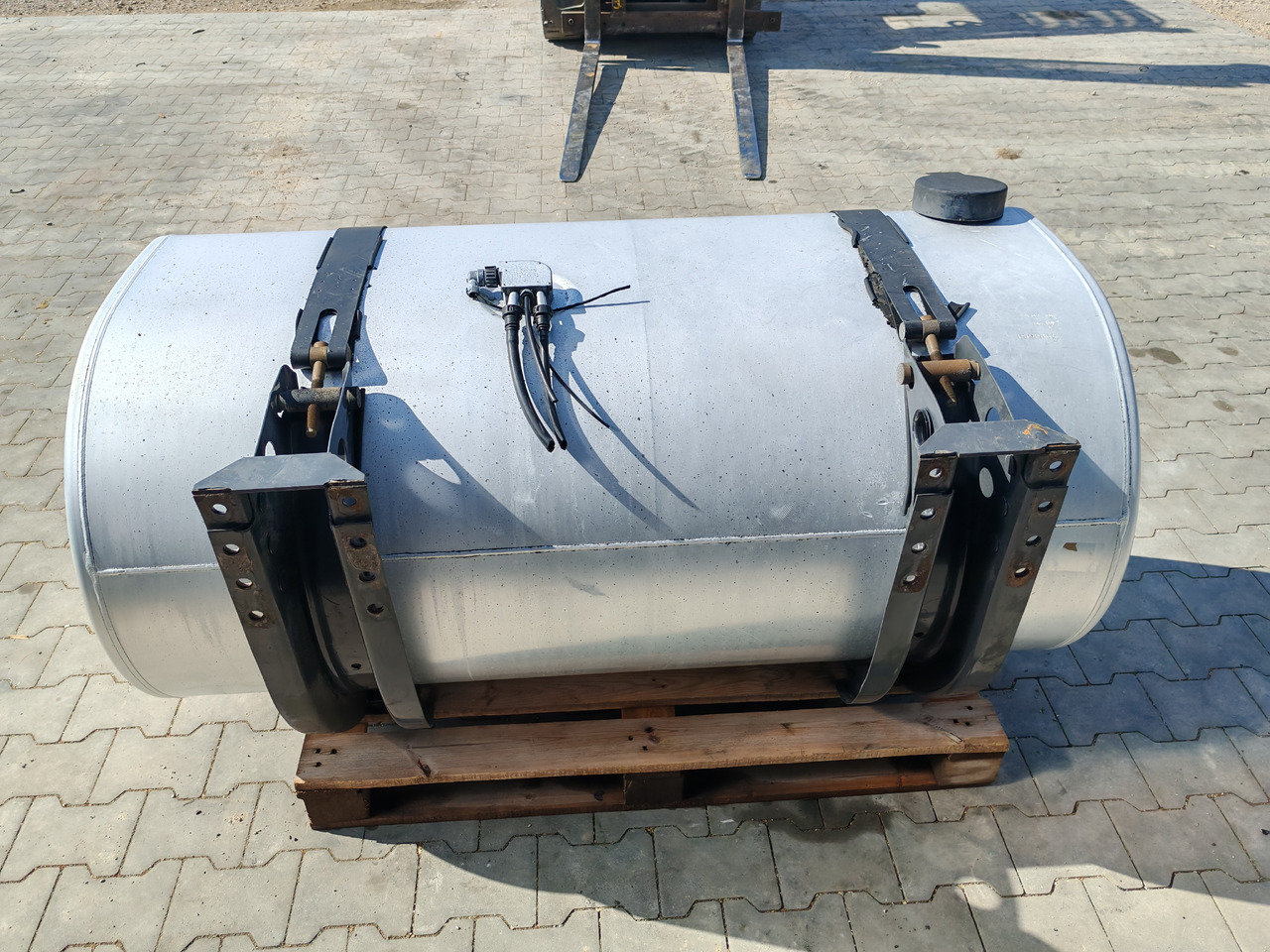 VOLVO RENAULT / ALU FUEL TANK / 153x69x71 / 610L / 21516454 - Tanque de combustível: foto 5 VOLVO RENAULT / ALU FUEL TANK / 153x69x71 / 610L / 21516454 - Tanque de combustível: foto 5