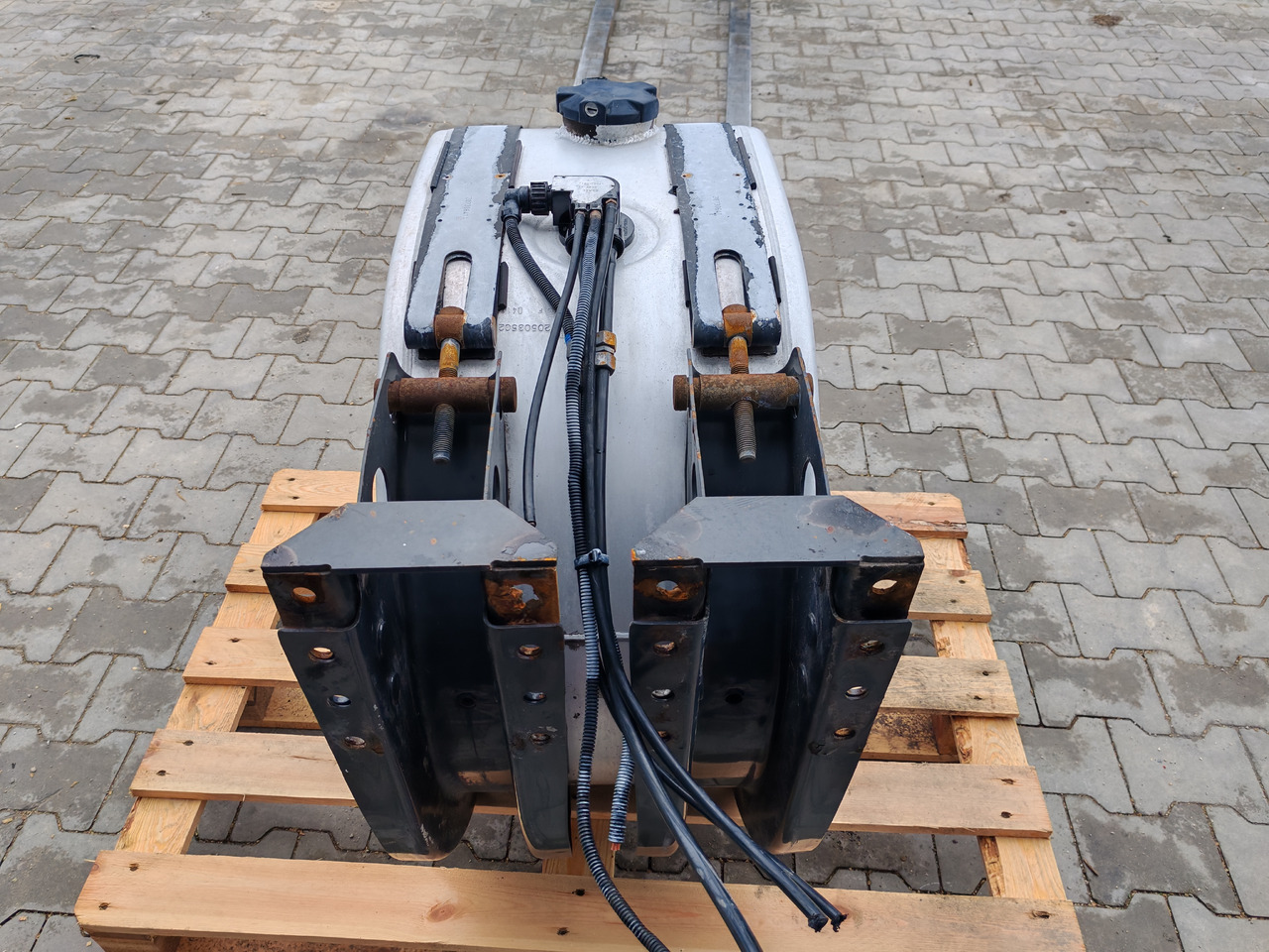 VOLVO RENAULT / ALU FUEL TANK / 43x71x69 / 165L / 20503502 - Tanque de combustível: foto 5 VOLVO RENAULT / ALU FUEL TANK / 43x71x69 / 165L / 20503502 - Tanque de combustível: foto 5