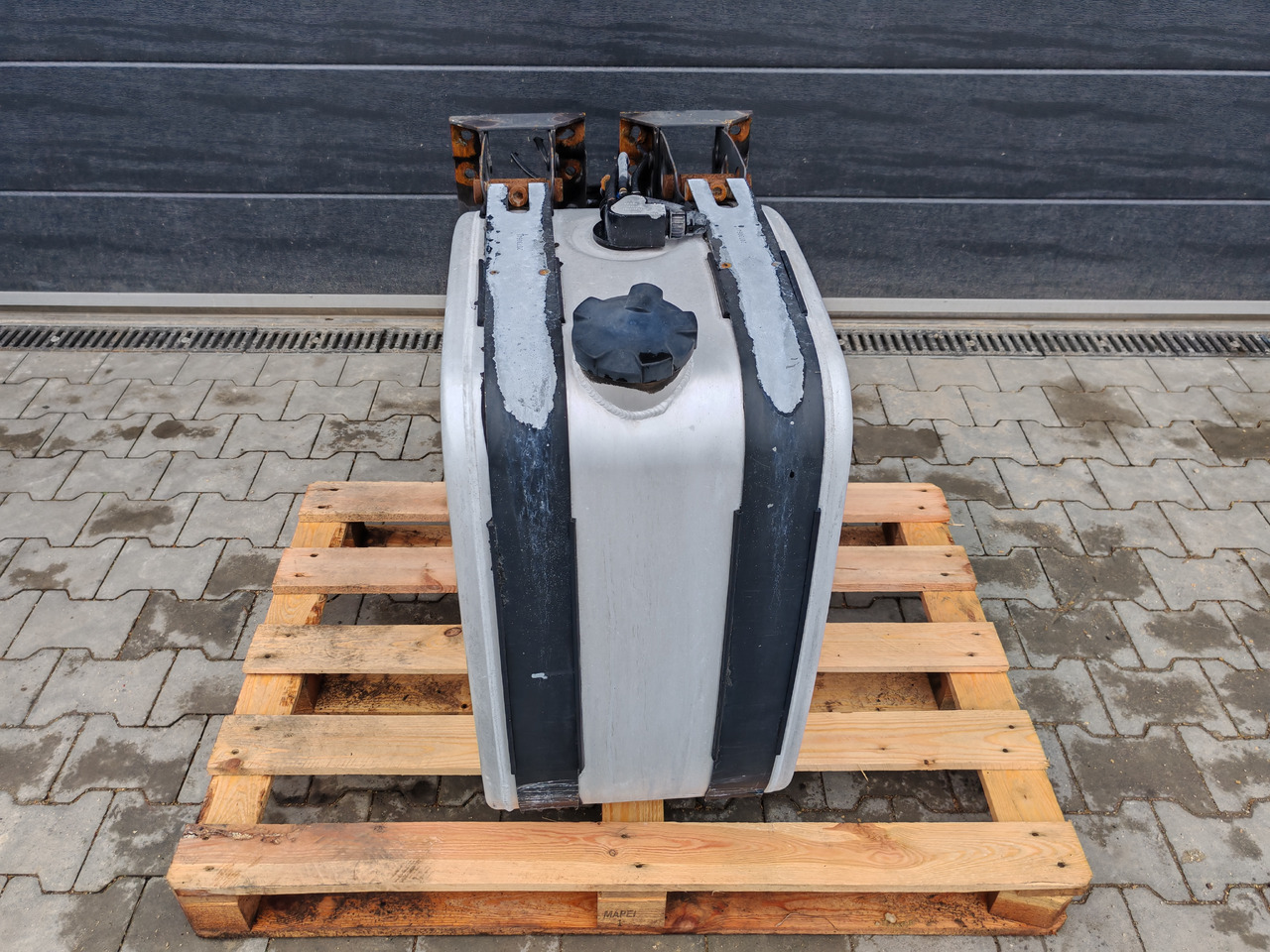 VOLVO RENAULT / ALU FUEL TANK / 43x71x69 / 165L / 20503502 - Tanque de combustível: foto 2 VOLVO RENAULT / ALU FUEL TANK / 43x71x69 / 165L / 20503502 - Tanque de combustível: foto 2