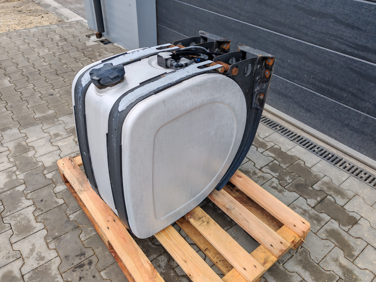 VOLVO RENAULT / ALU FUEL TANK / 43x71x69 / 165L / 20503502 - Tanque de combustível: foto 3 VOLVO RENAULT / ALU FUEL TANK / 43x71x69 / 165L / 20503502 - Tanque de combustível: foto 3