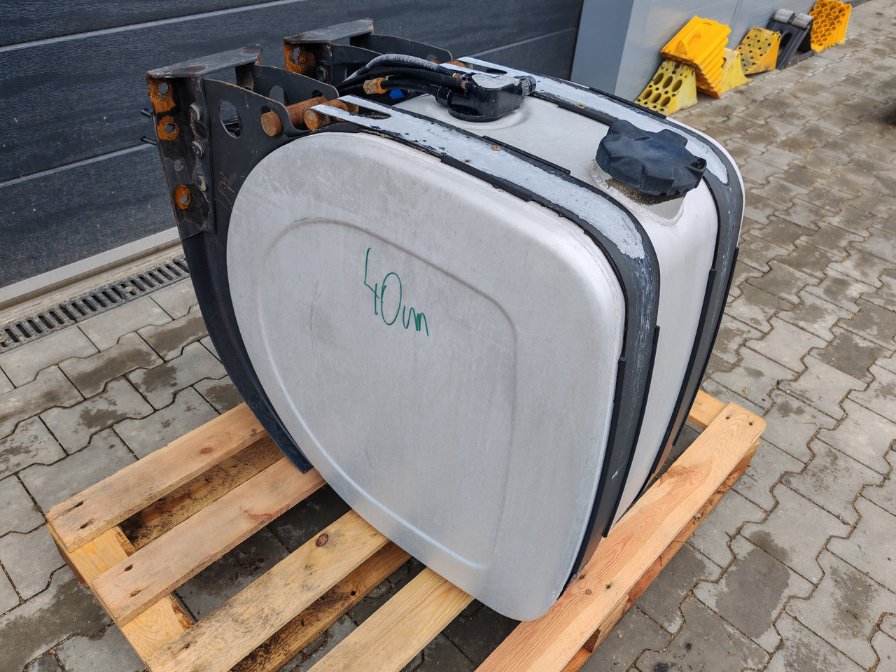 VOLVO RENAULT / ALU FUEL TANK / 43x71x69 / 165L / 20503502 - Tanque de combustível: foto 4 VOLVO RENAULT / ALU FUEL TANK / 43x71x69 / 165L / 20503502 - Tanque de combustível: foto 4