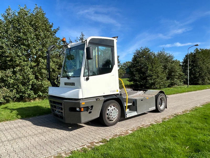 Terberg YT 223 | LOW HOURS | AIRCO | MEGA LOW LOADER | - Tractor de terminal: foto 1 Terberg YT 223 | LOW HOURS | AIRCO | MEGA LOW LOADER | - Tractor de terminal: foto 1
