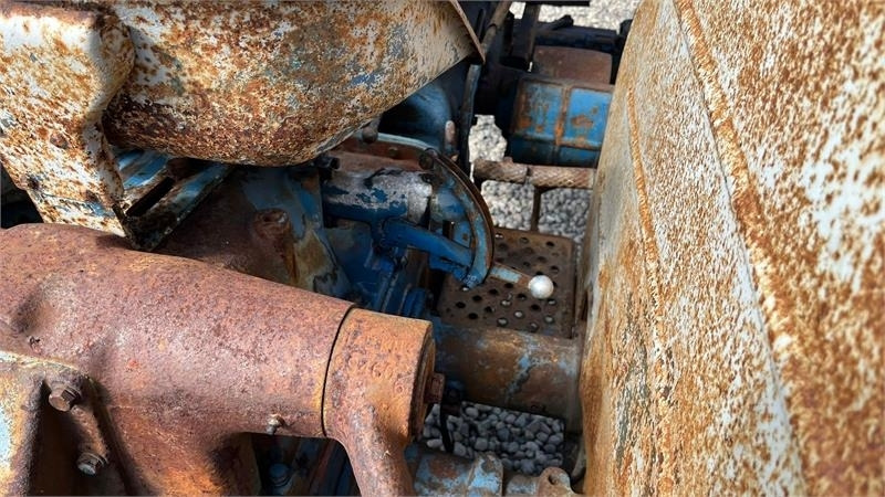 Trator Fordson Major Motoren mangler, men mange god dele.: foto 12