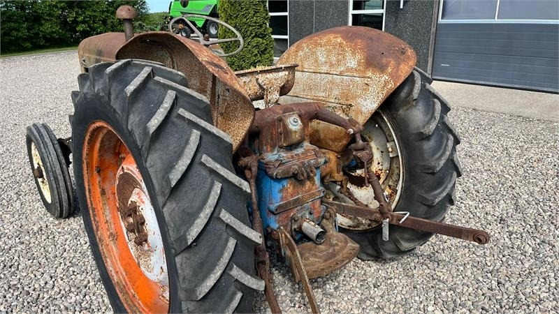 Trator Fordson Major Motoren mangler, men mange god dele.: foto 9