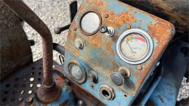 Trator Fordson Major Motoren mangler, men mange god dele.: foto 16
