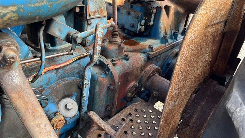 Trator Fordson Major Motoren mangler, men mange god dele.: foto 7