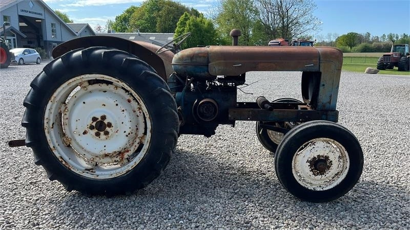 Trator Fordson Major Motoren mangler, men mange god dele.: foto 14