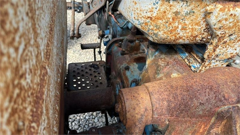Trator Fordson Major Motoren mangler, men mange god dele.: foto 11