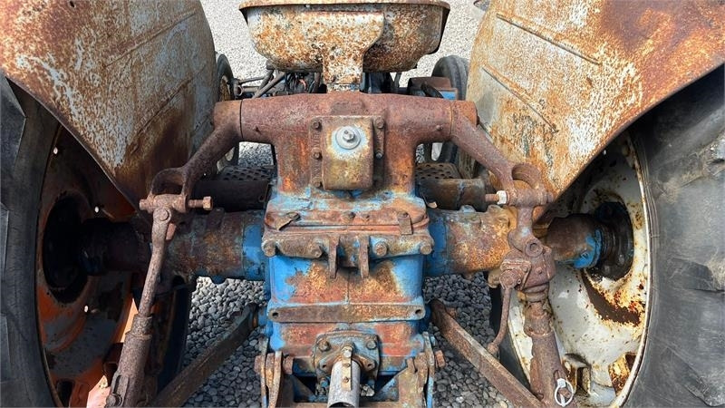 Trator Fordson Major Motoren mangler, men mange god dele.: foto 10