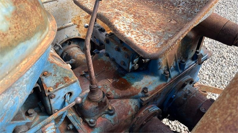 Trator Fordson Major Motoren mangler, men mange god dele.: foto 8