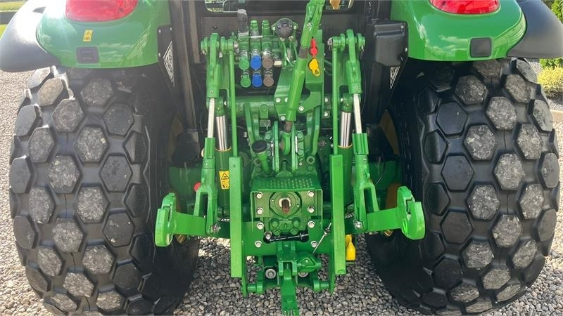 John Deere 5090 M Med græsdæk - Trator: foto 4 John Deere 5090 M Med græsdæk - Trator: foto 4