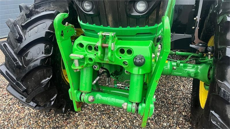 John Deere 6215R Med frontlift 50KMT - Trator: foto 4 John Deere 6215R Med frontlift 50KMT - Trator: foto 4
