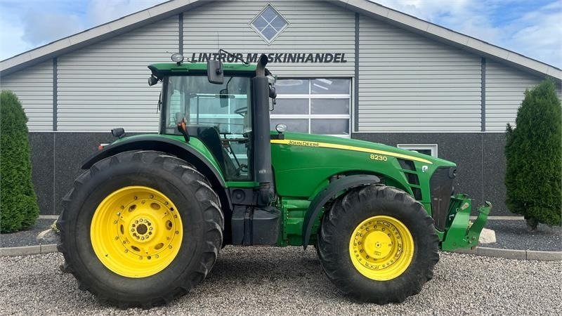 Locação de John Deere 8230 Med frontlift  John Deere 8230 Med frontlift: foto 8
