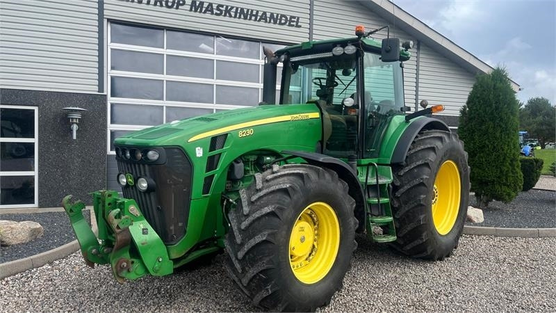 John Deere 8230 Med frontlift - Trator: foto 2 John Deere 8230 Med frontlift - Trator: foto 2
