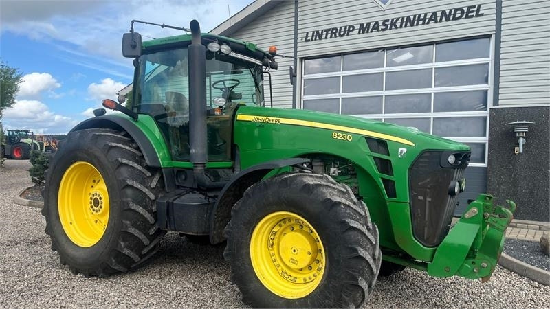 Locação de John Deere 8230 Med frontlift  John Deere 8230 Med frontlift: foto 16