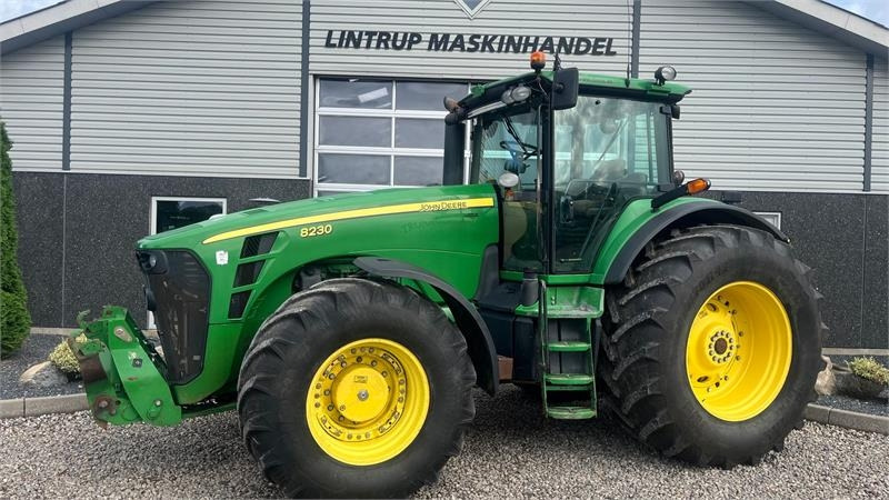 John Deere 8230 Med frontlift - Trator: foto 1 John Deere 8230 Med frontlift - Trator: foto 1