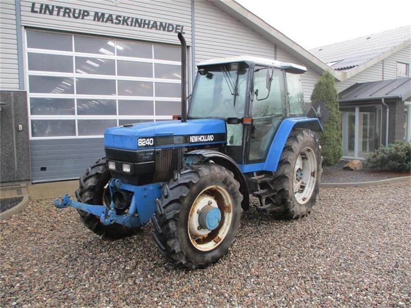 New Holland 8240 SLE Med frontlift og frontPTO - Trator: foto 2 New Holland 8240 SLE Med frontlift og frontPTO - Trator: foto 2