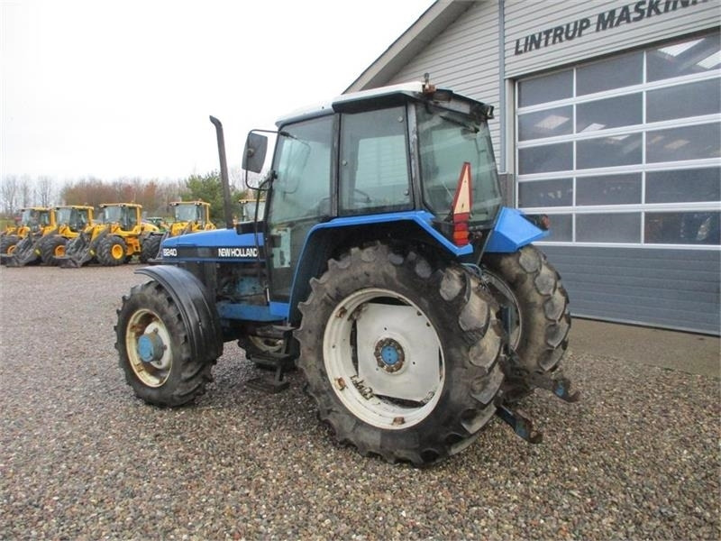 New Holland 8240 SLE Med frontlift og frontPTO - Trator: foto 3 New Holland 8240 SLE Med frontlift og frontPTO - Trator: foto 3