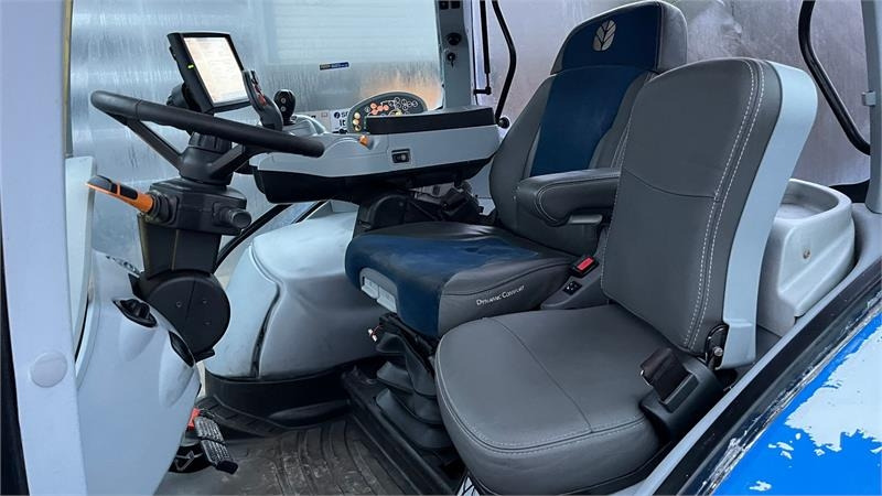 New Holland T7.230 Autocommand med frontlift og nye bagdæk er - Trator: foto 4 New Holland T7.230 Autocommand med frontlift og nye bagdæk er - Trator: foto 4