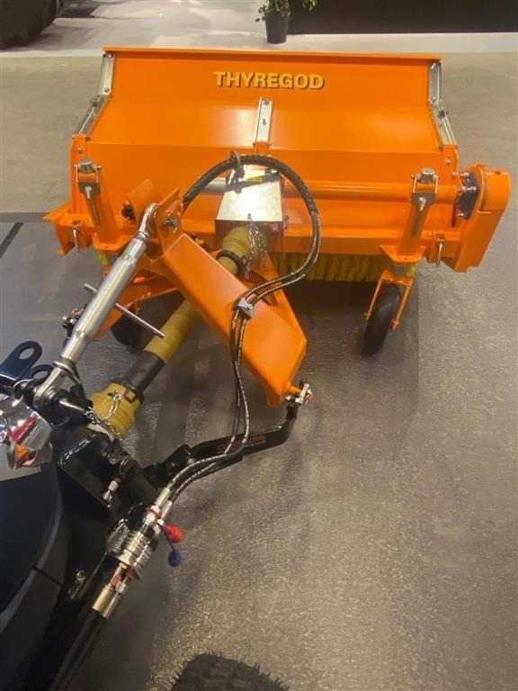 Solis H26 HST SnowEdition med Thyregod TK 1600 kost på - Trator: foto 5 Solis H26 HST SnowEdition med Thyregod TK 1600 kost på - Trator: foto 5