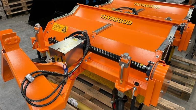 Thyregod TK 1600 PTO, med hydraulisk sving. - Vassoura: foto 2 Thyregod TK 1600 PTO, med hydraulisk sving. - Vassoura: foto 2