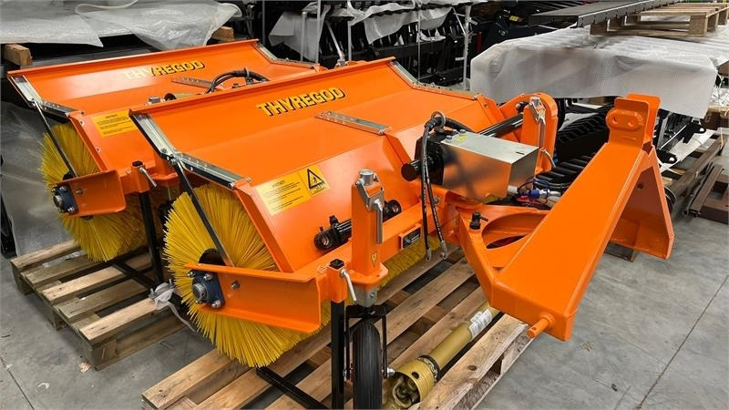Thyregod TK 1600 PTO, med hydraulisk sving. - Vassoura: foto 1 Thyregod TK 1600 PTO, med hydraulisk sving. - Vassoura: foto 1