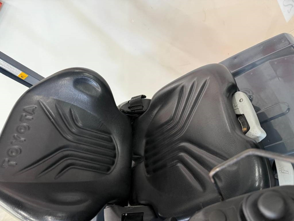 Toyota 11032 - 8FBM16T - Empilhadeira elétrica: foto 4 Toyota 11032 - 8FBM16T - Empilhadeira elétrica: foto 4