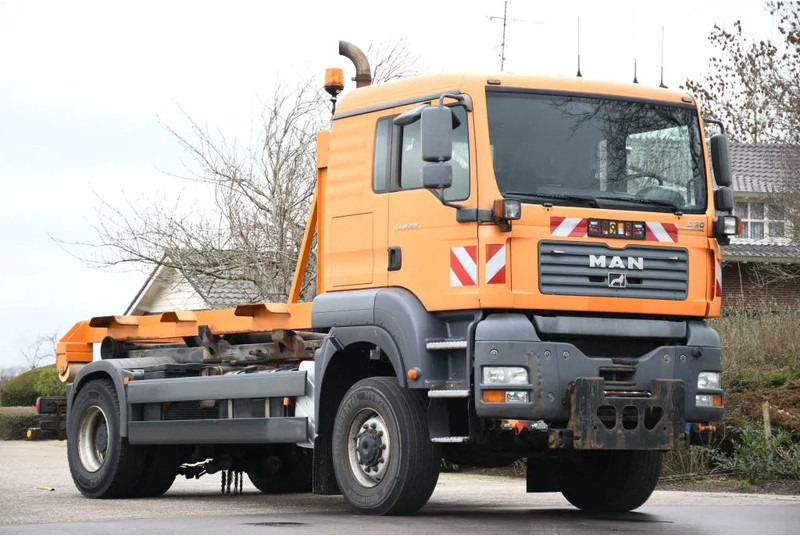 MAN TGA 18.350 4X4 BL HAAKARM/HOOKLIFT/ABROLLER!!KOMMUNAL!! - Caminhão polibenne: foto 1 MAN TGA 18.350 4X4 BL HAAKARM/HOOKLIFT/ABROLLER!!KOMMUNAL!! - Caminhão polibenne: foto 1